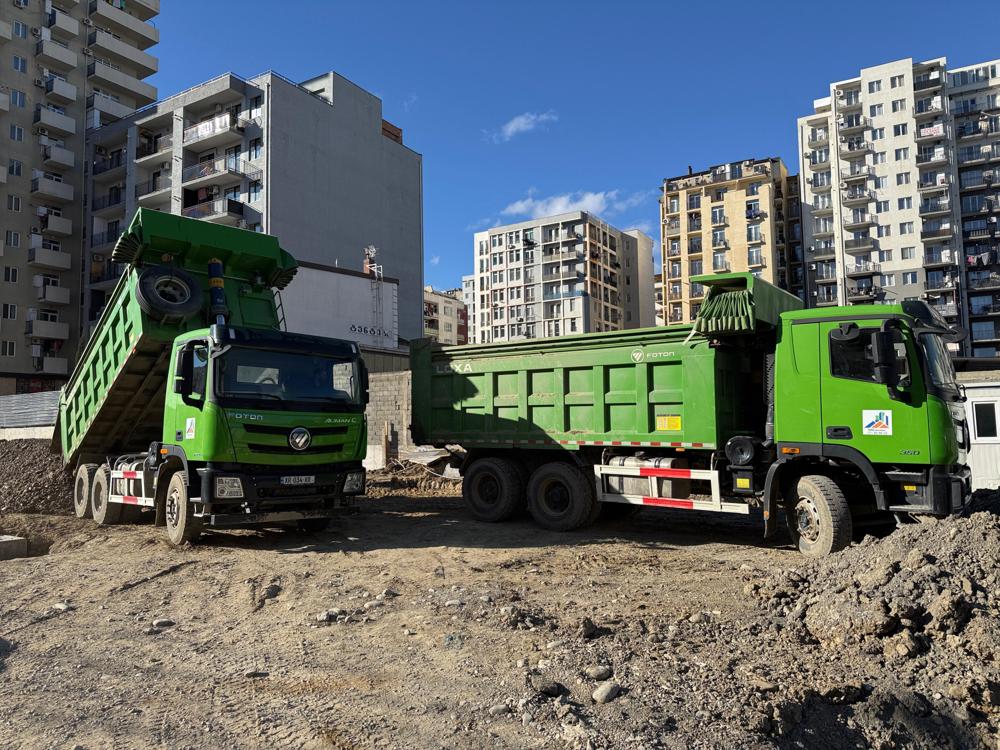 ორი Foton Auman C თვითმცლელი სამშენებლო მოედანზე